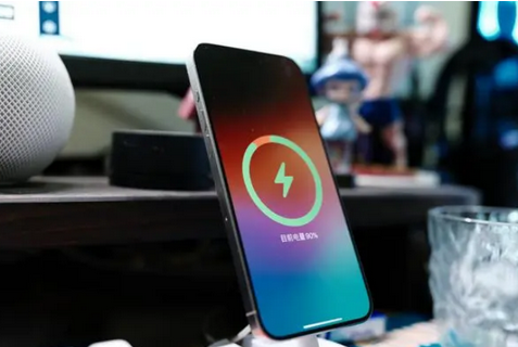 阿荣苹果15换屏服务分享用什么充电器给iPhone15充电更好 